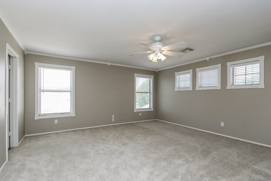 Building Photo - 1081 E Horseshoe Dr