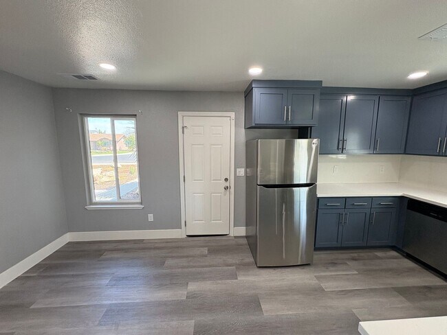 Building Photo - Solar equipped Lemoore home Available Now!