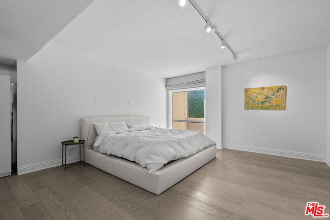 Building Photo - 1131 Alta Loma Rd