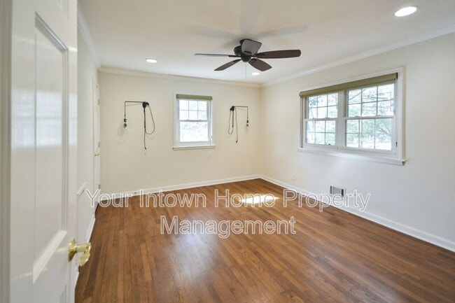 Building Photo - 317 Eureka Dr NE