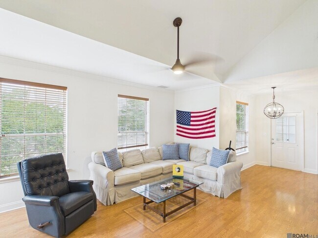 Building Photo - 4441 Burbank Dr