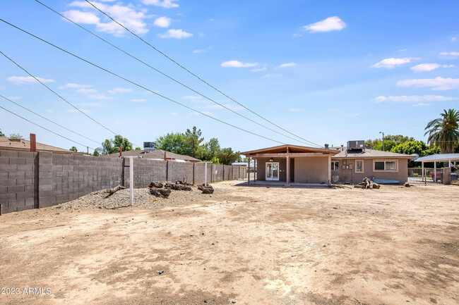 Building Photo - 624 N Sunland Dr