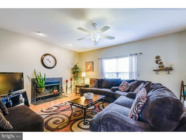 Building Photo - 9 Buttonwood Dr