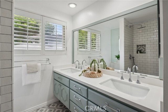 Building Photo - 30047 Knoll View Dr