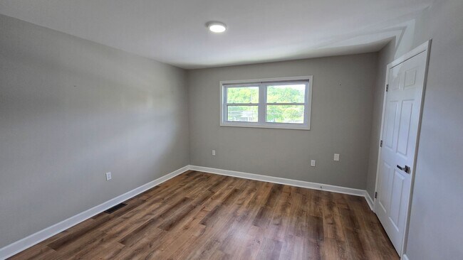 Building Photo - Two bedroom/1.5 bath Townhouse  Kingsport, TN