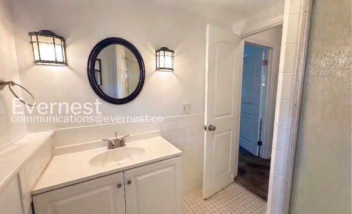 Building Photo - 7701 W 95th Terrace