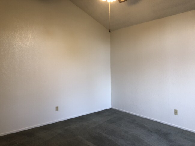 Building Photo - 1635 E Eastbrook Ave