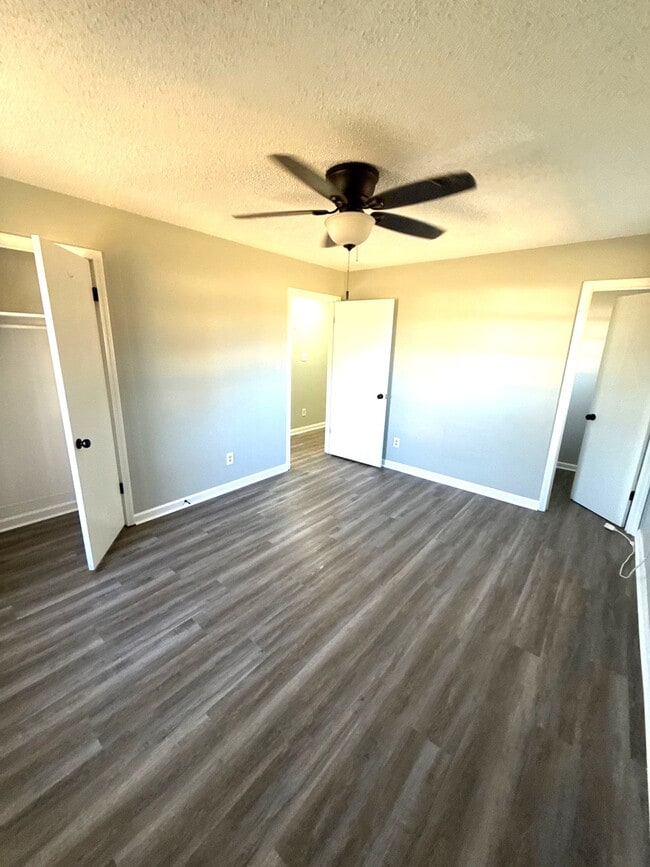 Building Photo - 102 Honeysuckle St