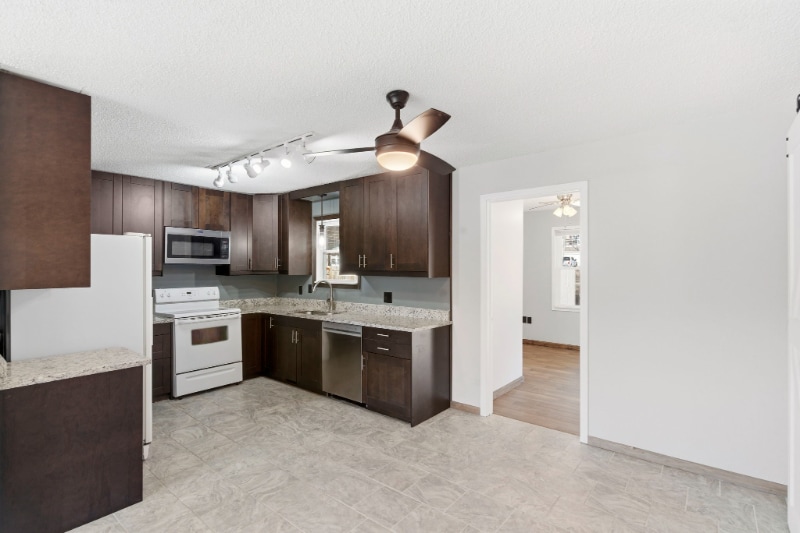 Building Photo - 405 Lake Dr