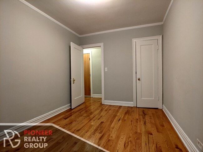 Building Photo - 425 W Roscoe St