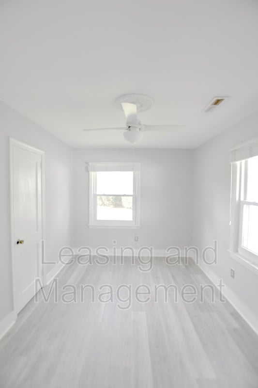 Building Photo - 2 Rosedale Dr