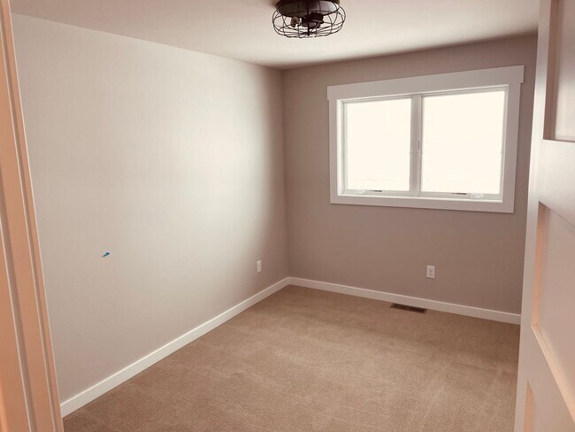 Building Photo - 3 Bd / 2.5 Bath