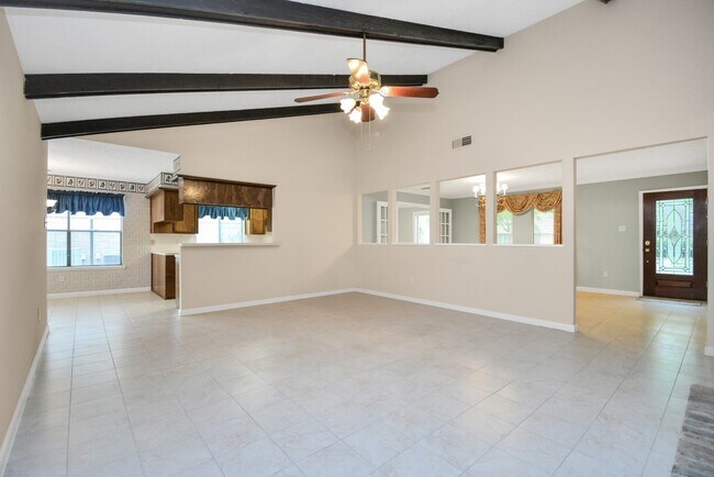 Building Photo - 2818 Colonial Dr