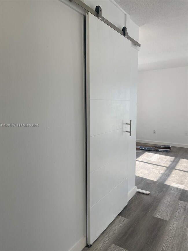 Building Photo - 400 Kings Point Dr