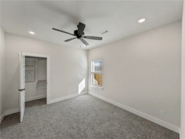 Building Photo - 6906 SW Basswood Ave