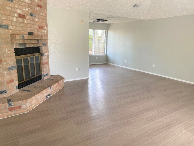 Building Photo - 16222 Summer Dew Ln