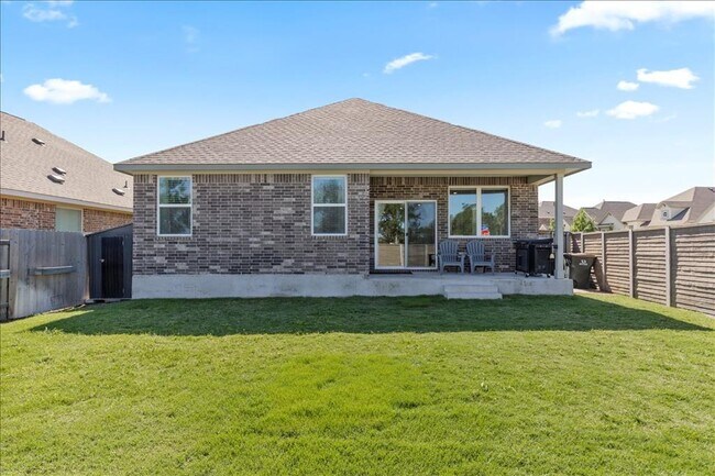 Building Photo - 1001 Dog Iron St