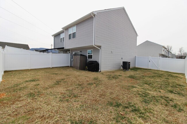 Building Photo - Townhome with a large fenced in yard for rent!