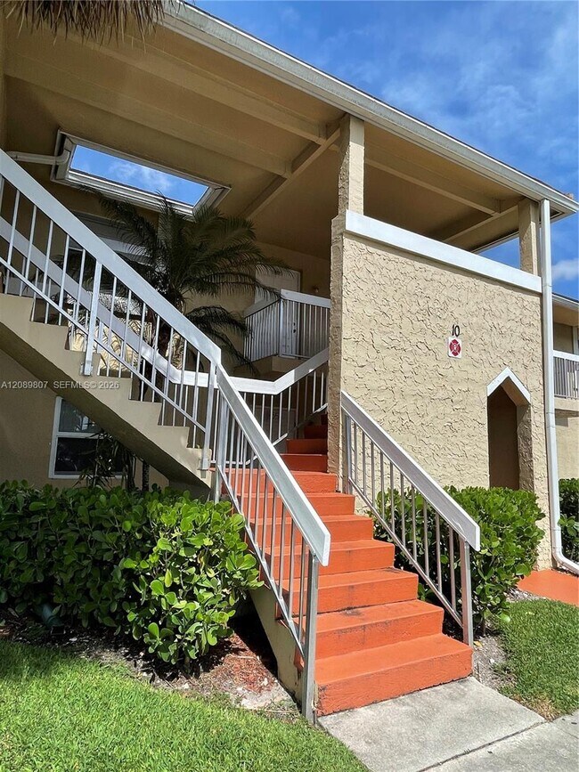 Building Photo - 821 Twin Lakes Dr