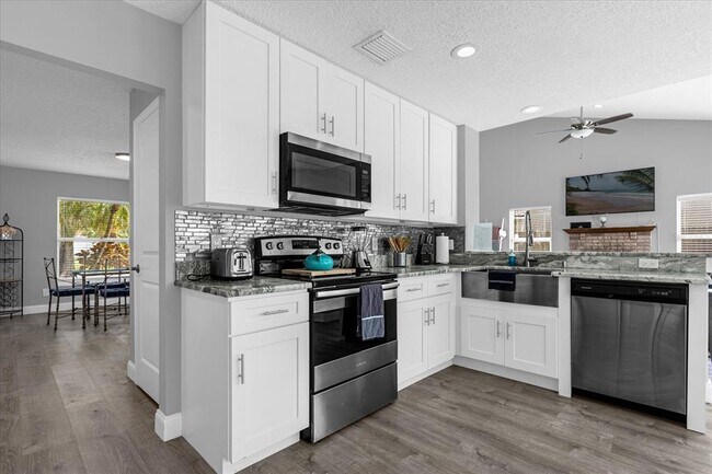 Building Photo - 2820 Smithfield Dr