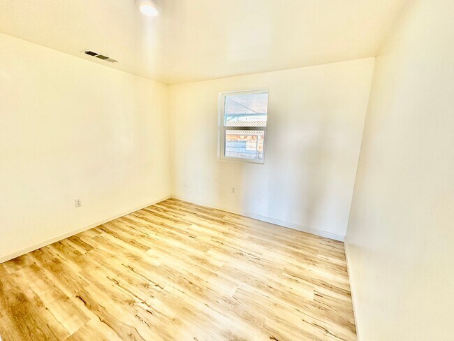Building Photo - Fully Remodeled 3/2 in Northwest Fresno