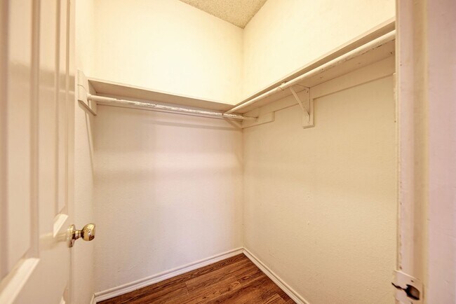Building Photo - 914 W 26th St