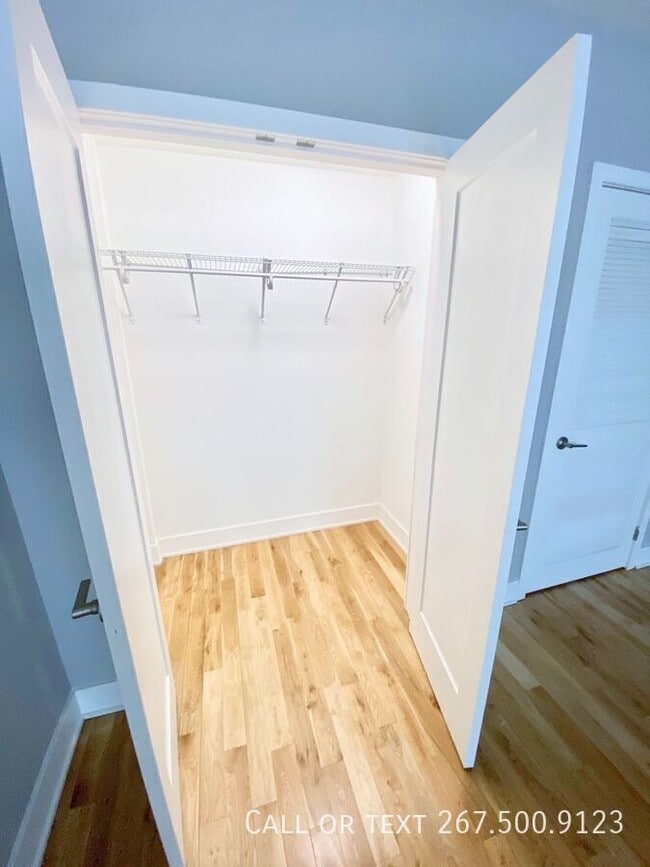 Building Photo - 1523 W Girard Ave