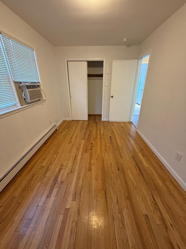 Building Photo - 10 E 10th St