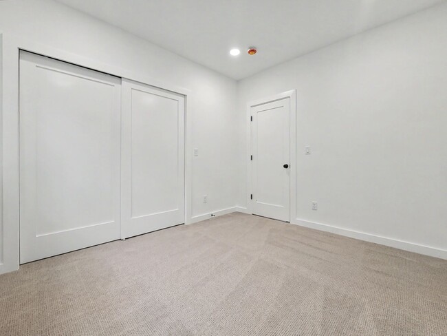 Building Photo - AVAILABLE MAY 1ST! Fully Remodeled Lower Unit with Private Entrance in Columbia City Neighborhood