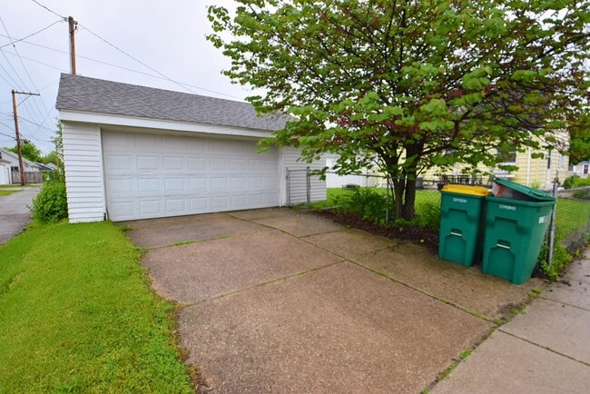 Building Photo - Fully furnished home, 3 bedroom 2 full baths