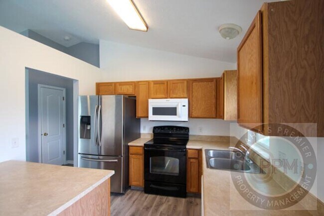 Building Photo - Beautiful 3Bd/2Ba Split entry in Omaha!