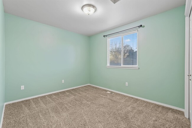 Building Photo - Desirable 4 bedroom, 2.5 bath South Boise ...