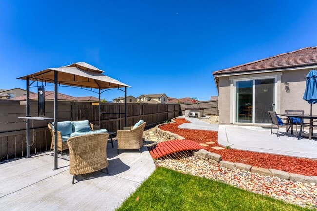 Building Photo - FULLY FURNISHED SPANISH SPRINGS HOME WITH HOT TUB & UTILITIES INCLUDED
