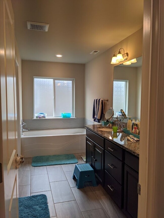 Building Photo - North Creek 4 Bedroom Home