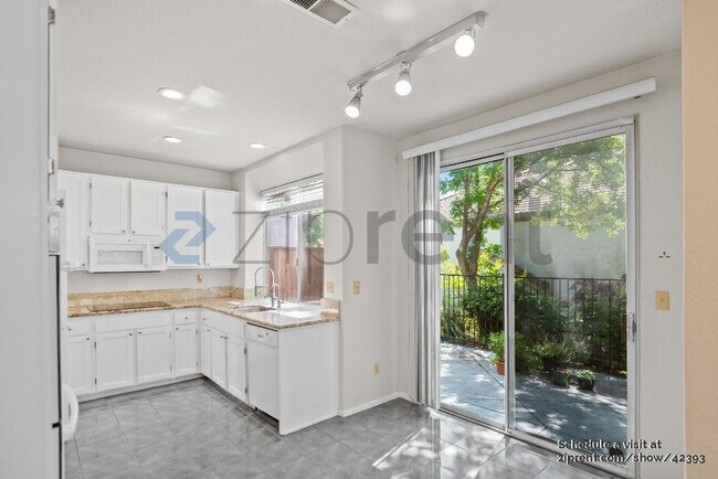 Building Photo - 914 Vista Pointe Dr