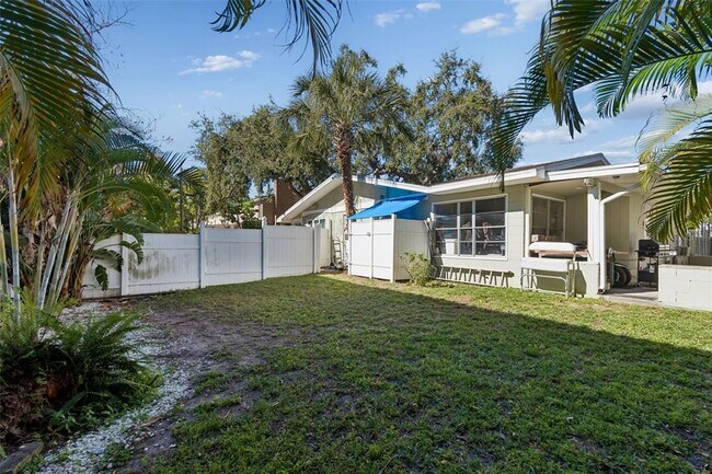 Building Photo - 2302 S Arrawana Ave