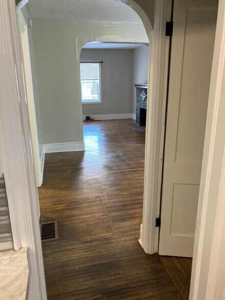 Building Photo - 19 Sheffield Ave