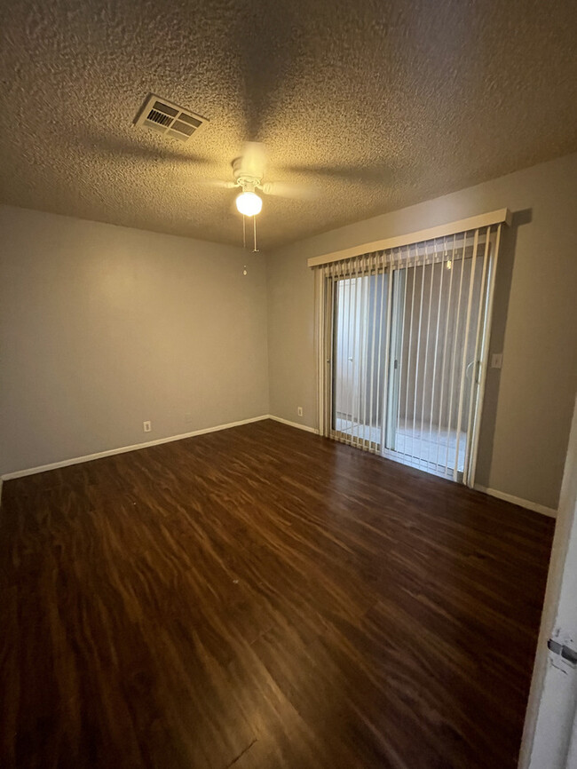 Building Photo - Well Maintained Condo in La Cresenta