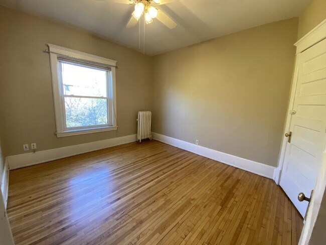 Building Photo - Rear entry private Second floor 1 Bed 1 Bath Historic Preserved Douglas Apartments in Desirable L...