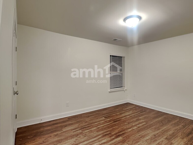 Building Photo - 425 Levon Ct