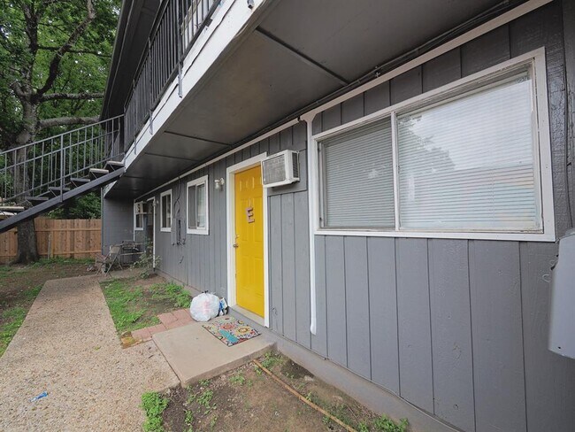 Building Photo - 901 Springdale Rd