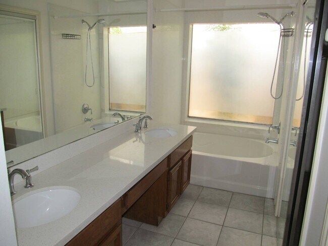Building Photo - 2118 Hickory Lawn Dr
