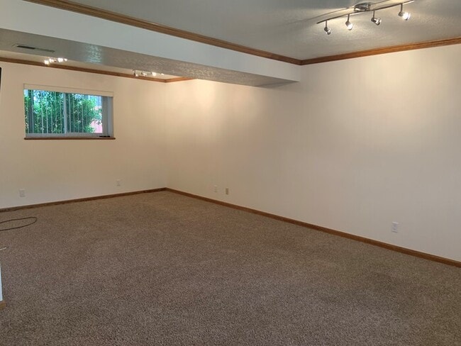 Building Photo - Spacious Sandy 3 Bedroom!