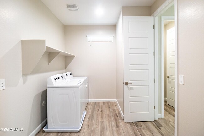 Building Photo - 5128 E Coolbrook Ave