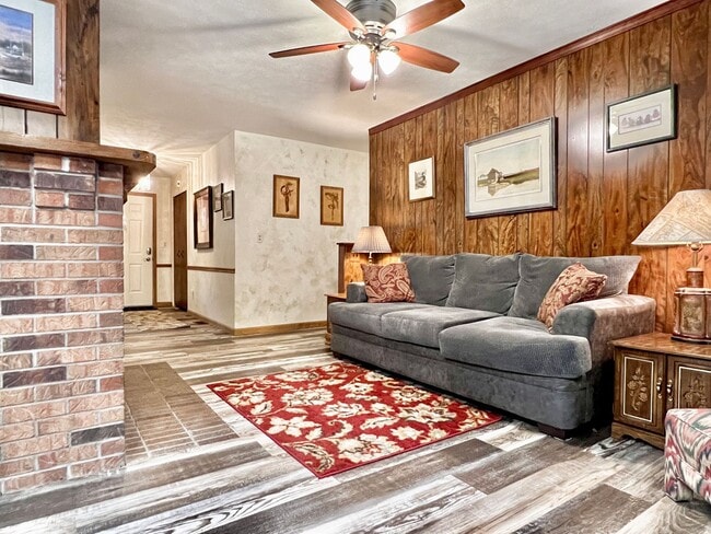 Building Photo - Cute, Comfy & Full of Charm!