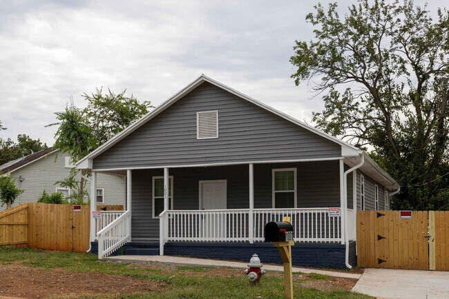 Building Photo - 1001 E Morehead St