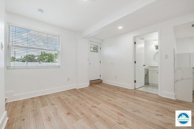 Building Photo - 3226 6th Ave S