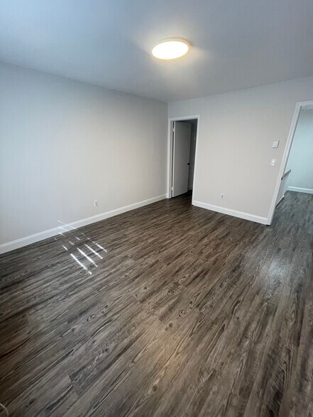 Building Photo - 180 Glenbrook Rd