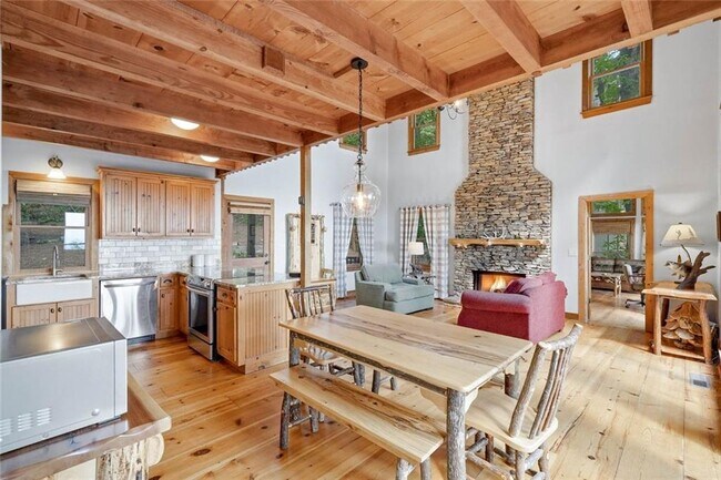 Building Photo - 424 S Sanderlin Mtn Dr