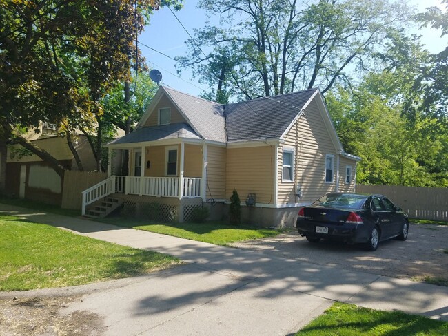 Building Photo - Grand Rapids N.W. Downtown 2 Bdrm Bungalow